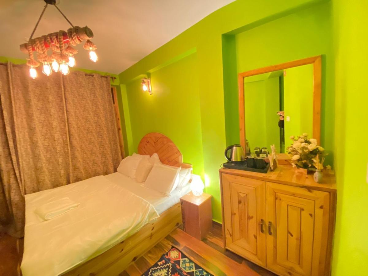 Attic Monkey Cafe & Rooms Манали Экстерьер фото