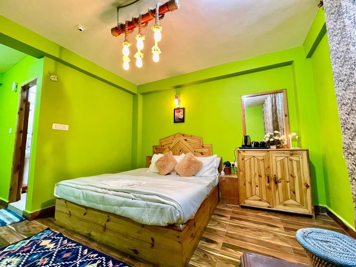 Attic Monkey Cafe & Rooms Манали Экстерьер фото