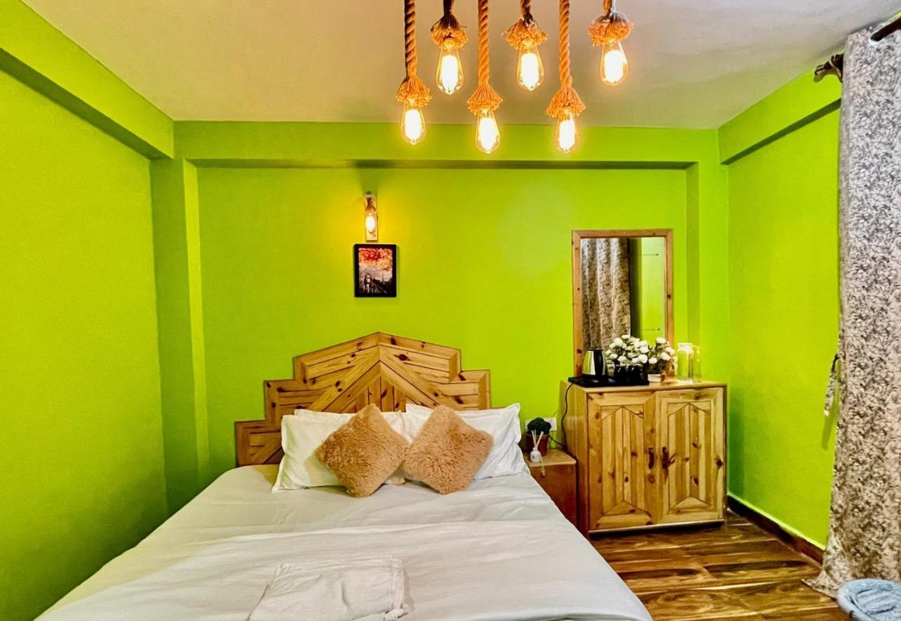 Attic Monkey Cafe & Rooms Манали Экстерьер фото