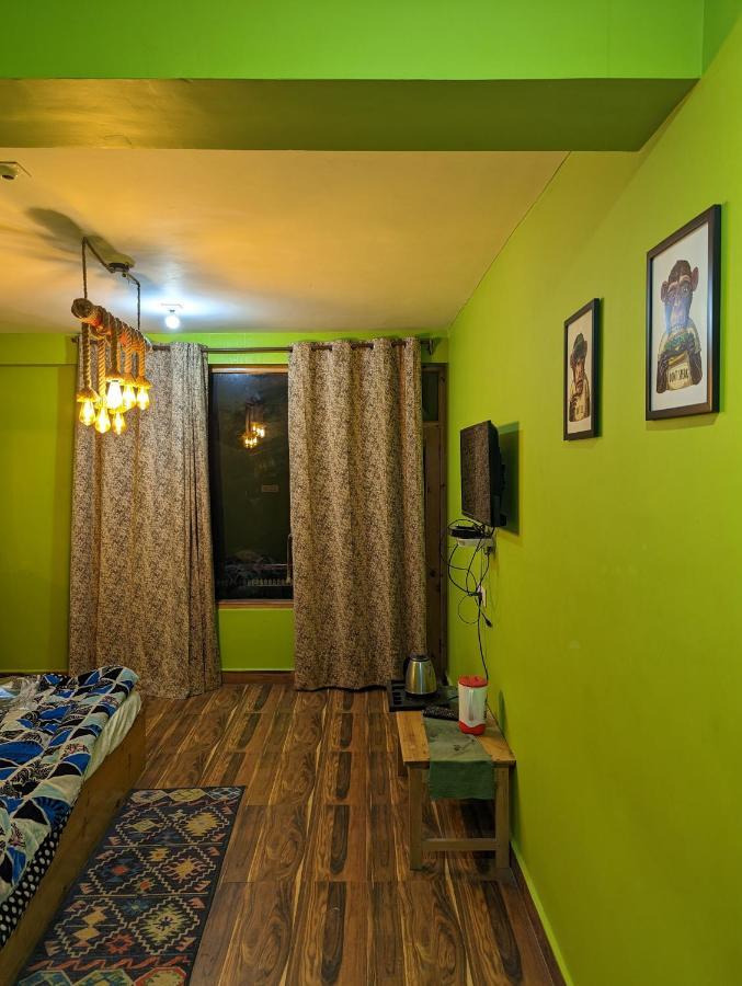 Attic Monkey Cafe & Rooms Манали Экстерьер фото