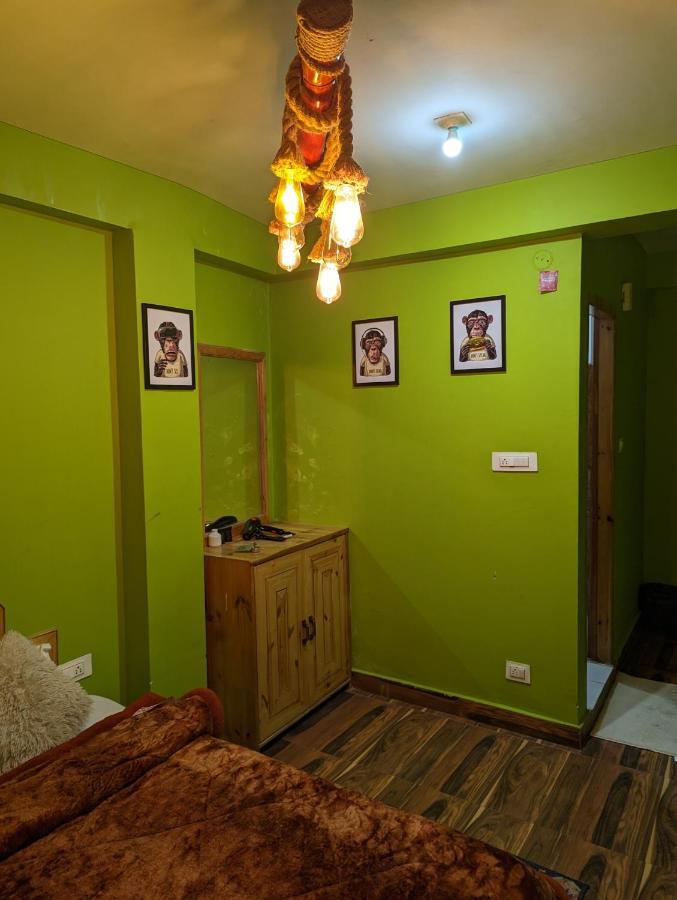 Attic Monkey Cafe & Rooms Манали Экстерьер фото