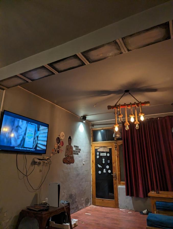 Attic Monkey Cafe & Rooms Манали Экстерьер фото