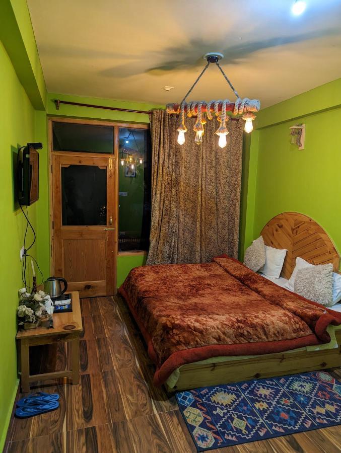 Attic Monkey Cafe & Rooms Манали Экстерьер фото