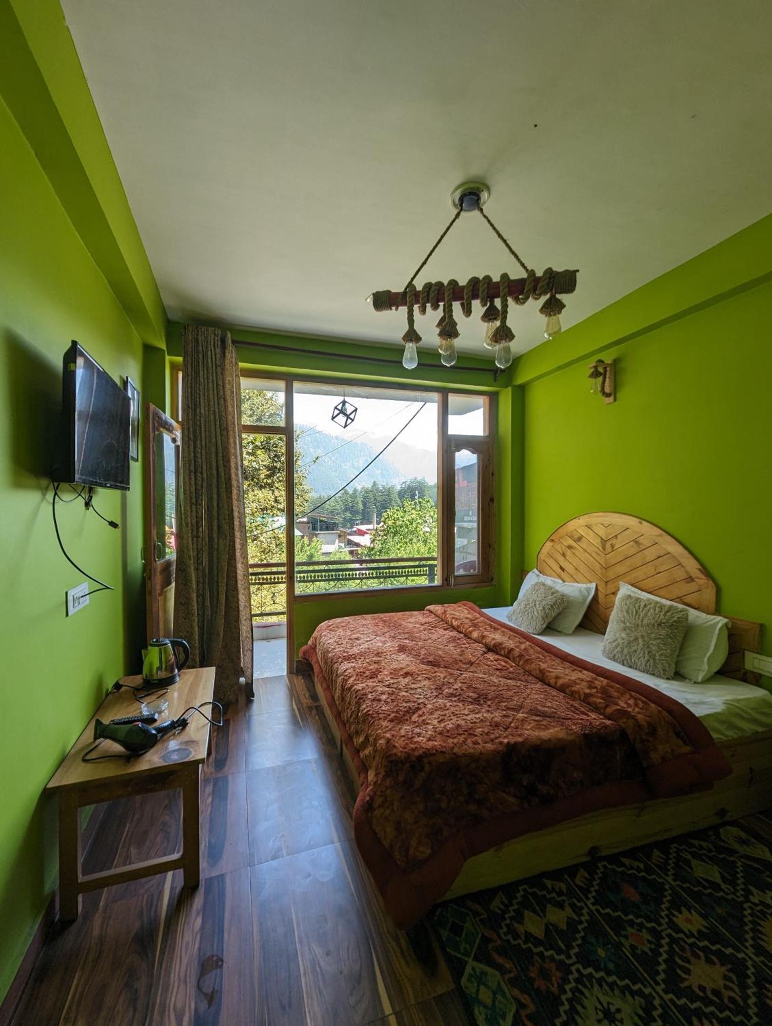 Attic Monkey Cafe & Rooms Манали Экстерьер фото