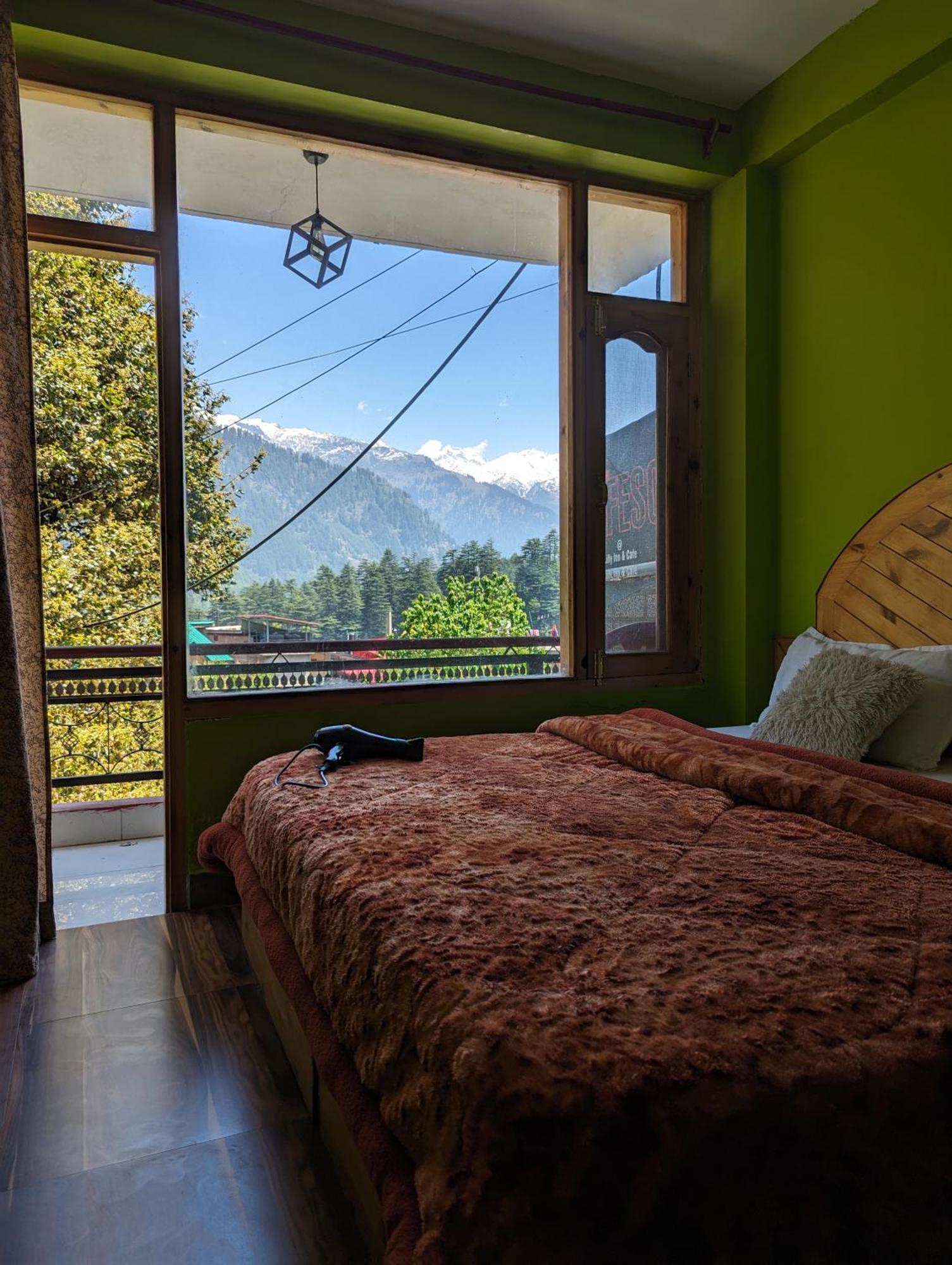 Attic Monkey Cafe & Rooms Манали Экстерьер фото