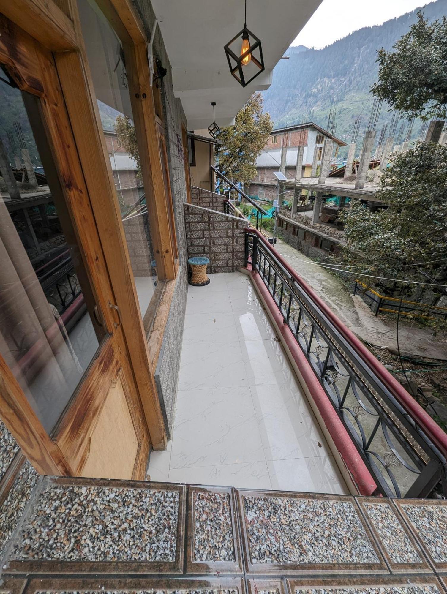 Attic Monkey Cafe & Rooms Манали Экстерьер фото