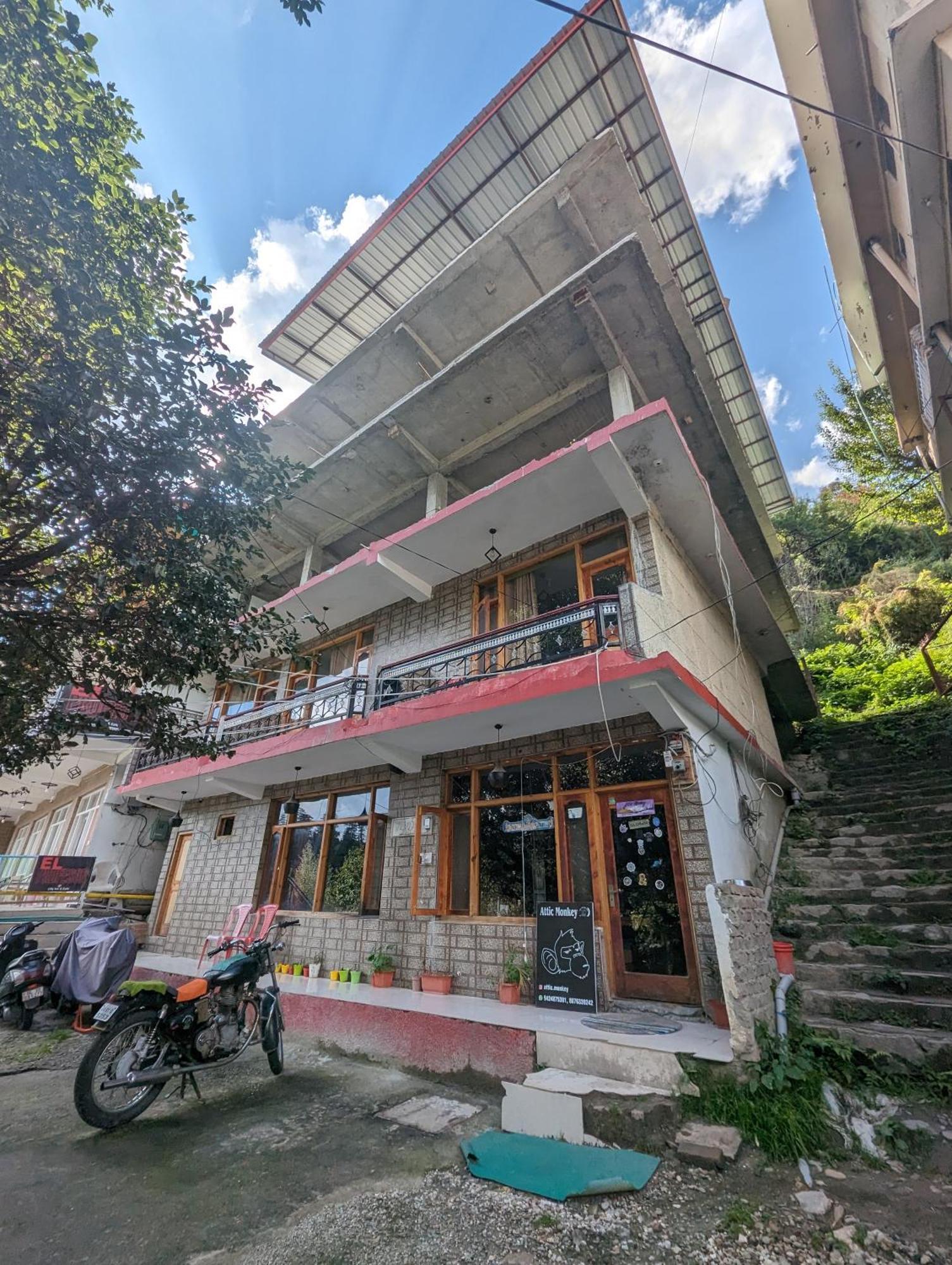Attic Monkey Cafe & Rooms Манали Экстерьер фото