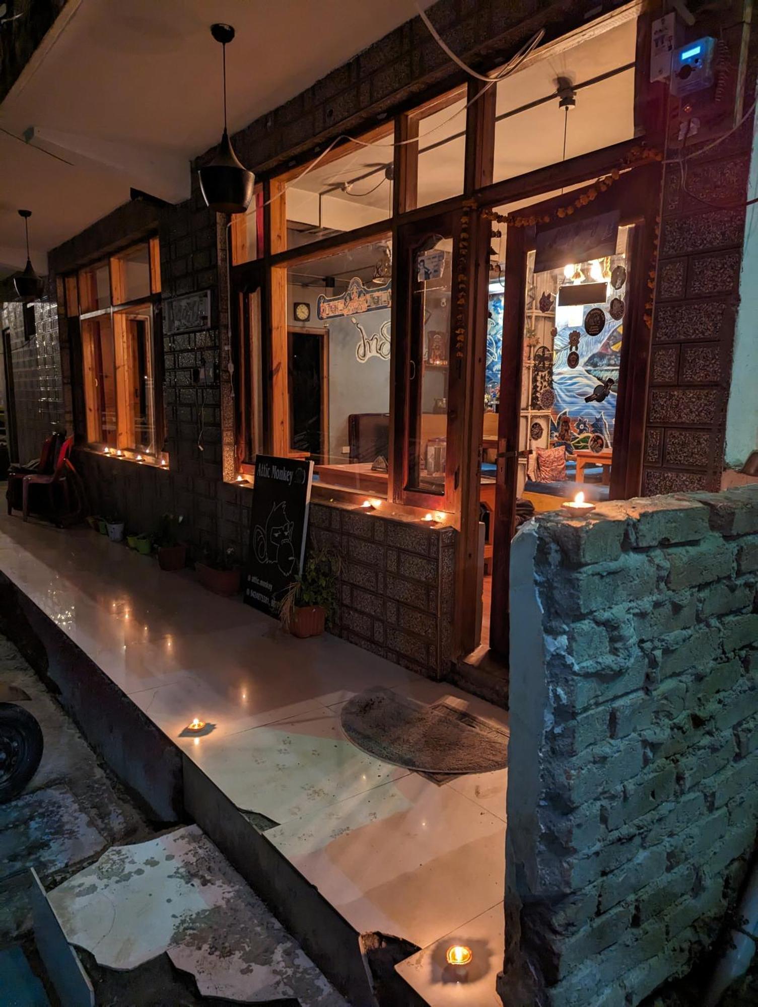 Attic Monkey Cafe & Rooms Манали Экстерьер фото